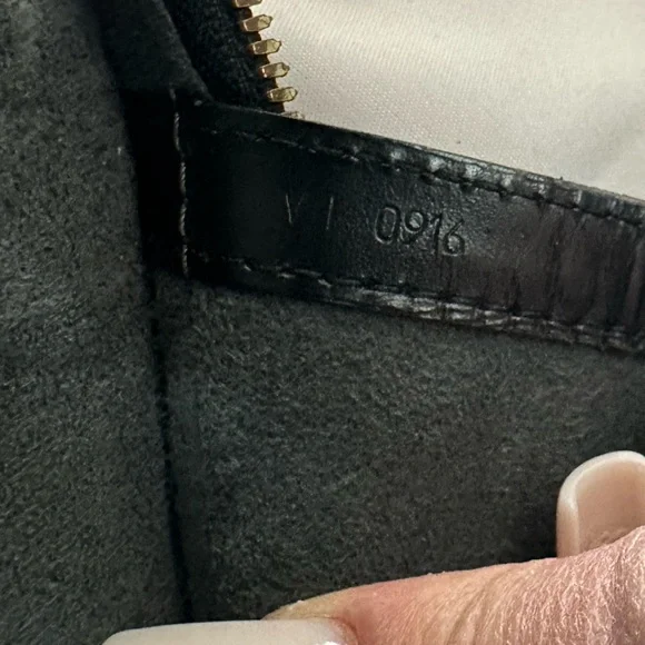 LOUIS VUITTON Epi Lussac Black Large Shoulder Bag - Picture 12 of 16